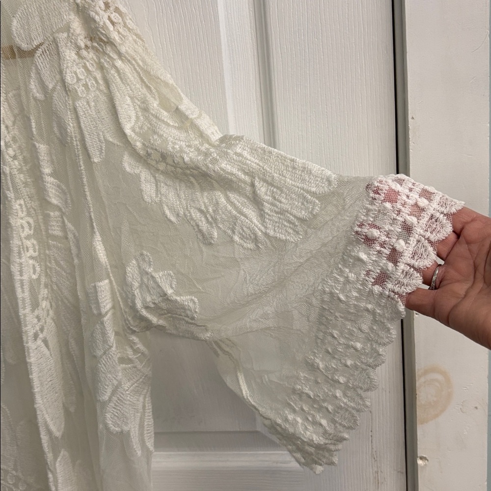 Elegant Cream Lace Kimono by Rebellion - Picture 2 of 4
